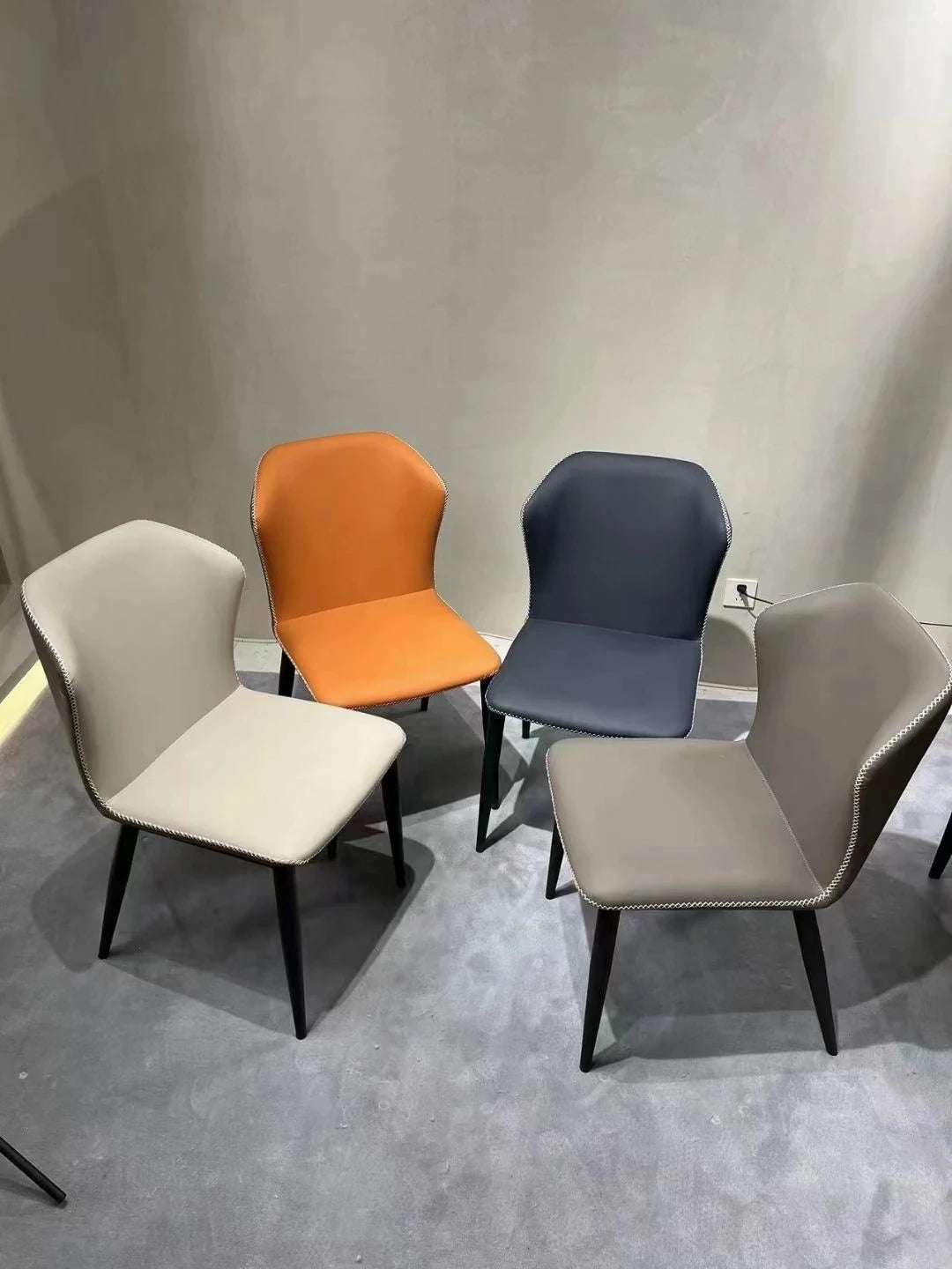 シンプルでスタイリッシュな合成皮革チェア - エアレザー PUレザー、アッシュ材脚付き hwzg-4566