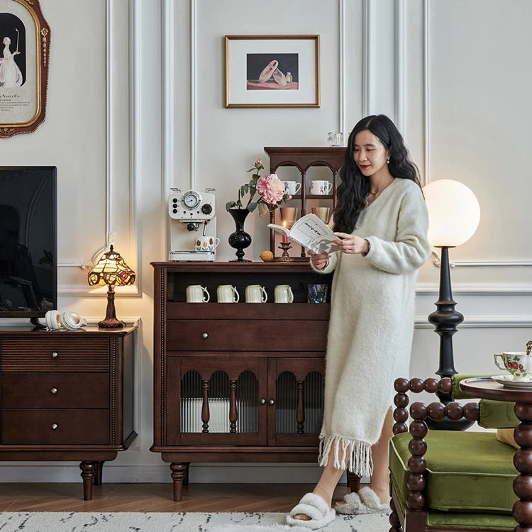 高級感溢れる無垢材ガラスキャビネット|リビングを彩るデザイン hyjyj-4276