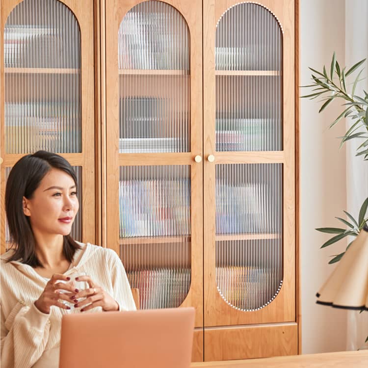 高級チェリー材キャビネット - 多層板とガラス&アルミ合金銅の完璧な組み合わせ hykmq-761