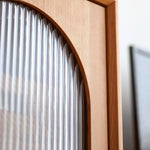 【高級キャビネット】チェリー材×多層板の美麗デザイン+ガラス&銅製アクセント hykmq-766