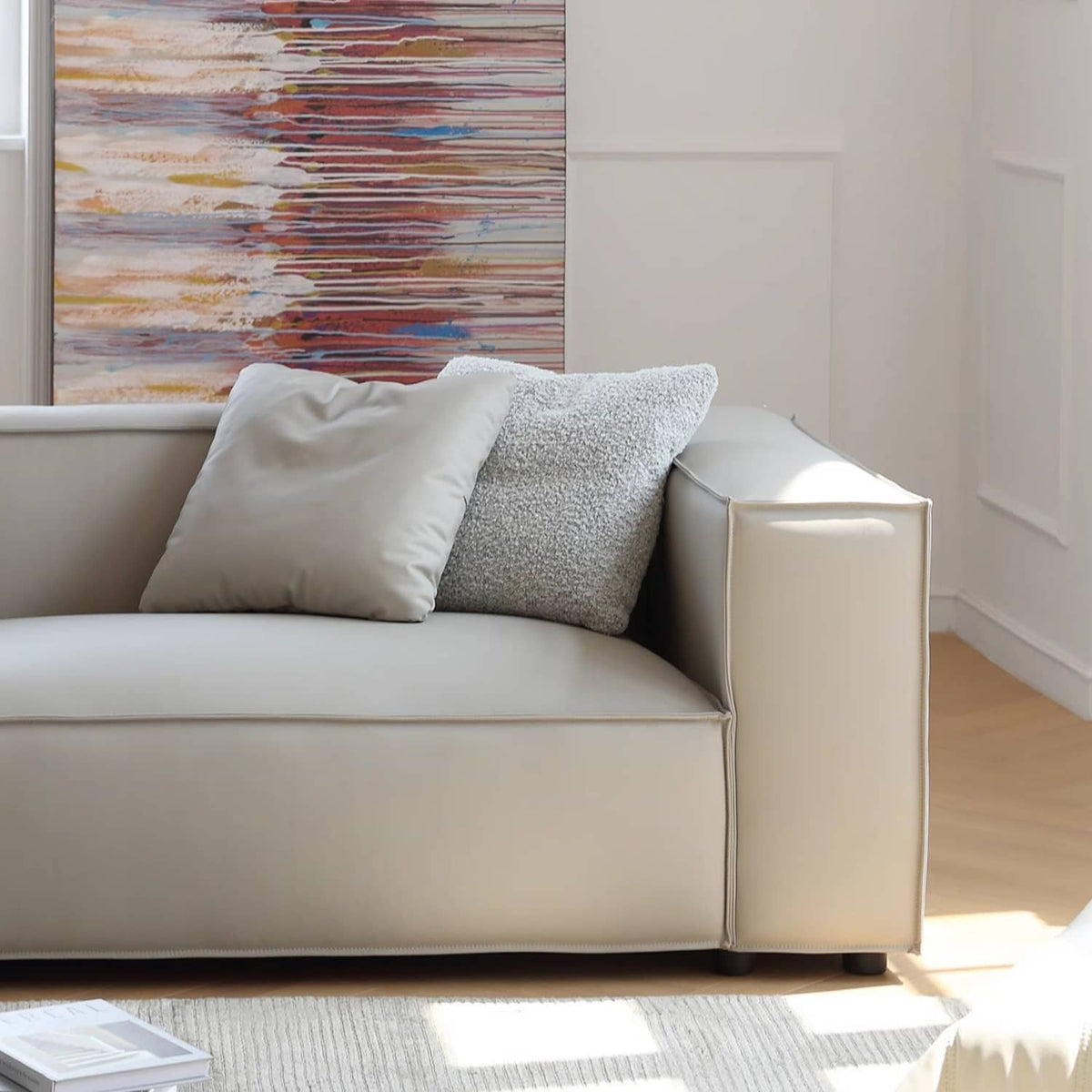 高級感溢れるパイン材合皮ダウンクッションソファー - インテリアを格上げする贅沢な寛ぎ空間 my-358