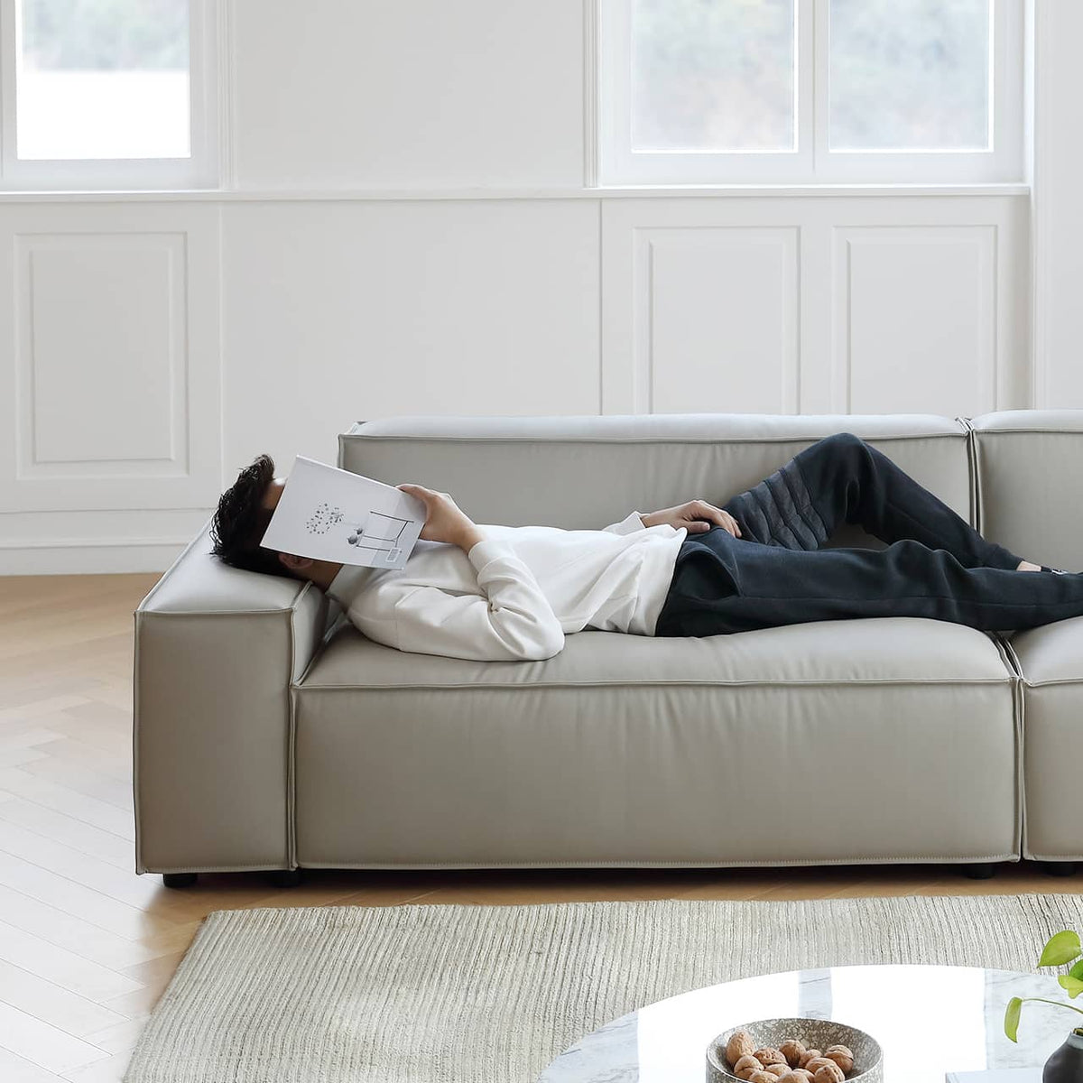 高級感溢れるパイン材合皮ダウンクッションソファー - インテリアを格上げする贅沢な寛ぎ空間 my-358