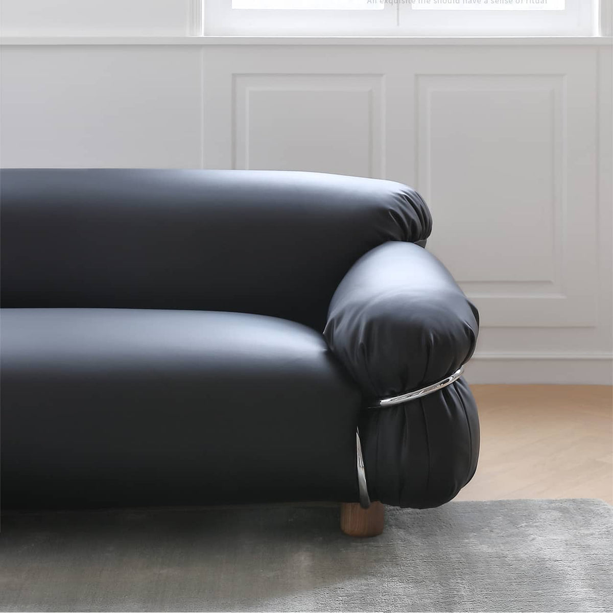 高級感漂うパイン材と合皮のソファー—ステンレス&アッシュ材で丈夫なデザイン my-374