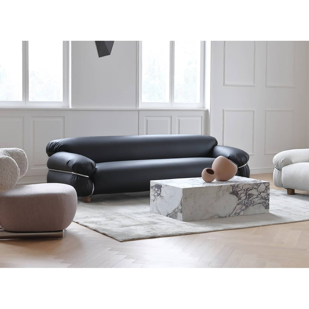 高級感漂うパイン材と合皮のソファー—ステンレス&アッシュ材で丈夫なデザイン my-374