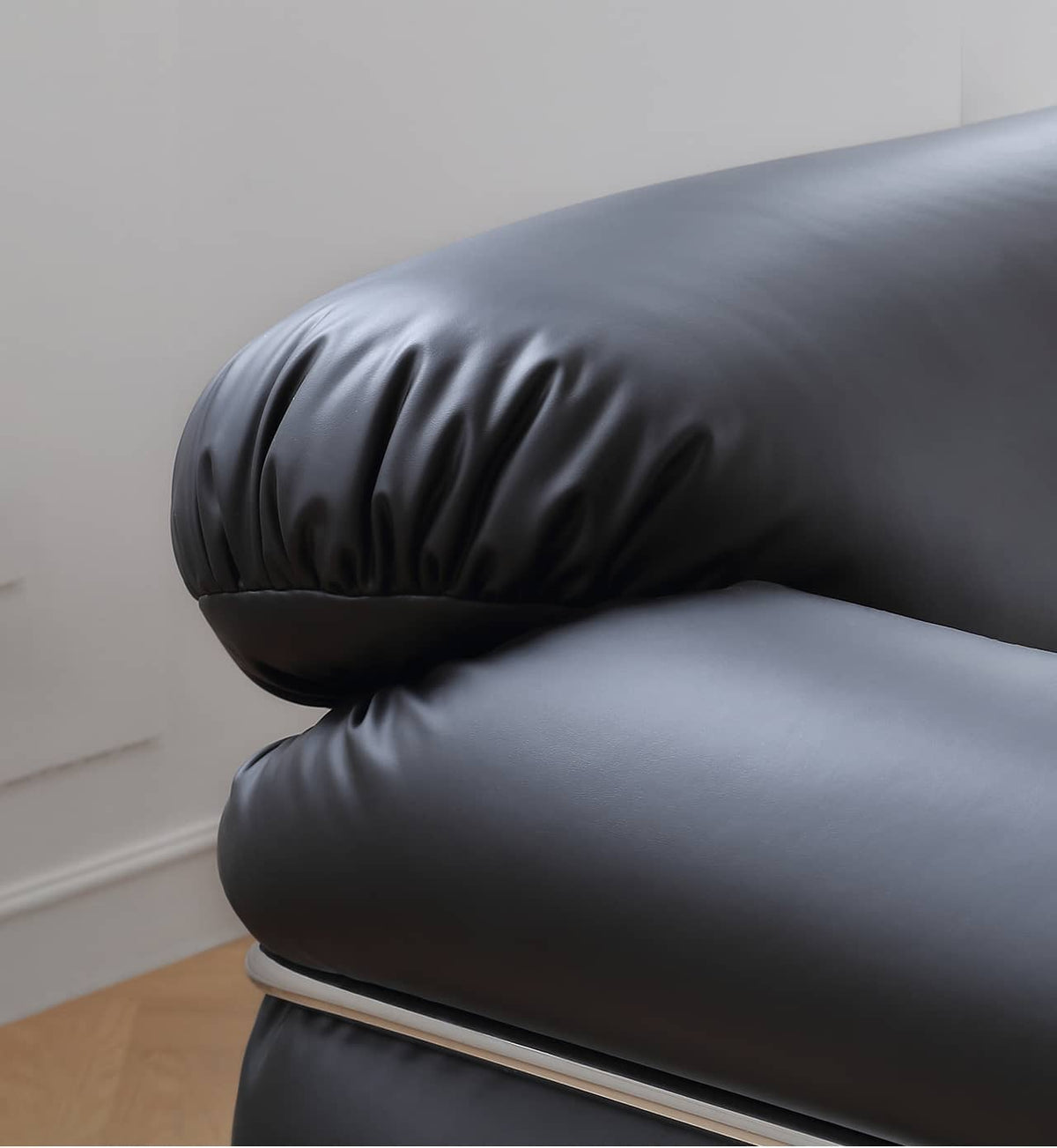 高級感漂うパイン材と合皮のソファー—ステンレス&アッシュ材で丈夫なデザイン my-374