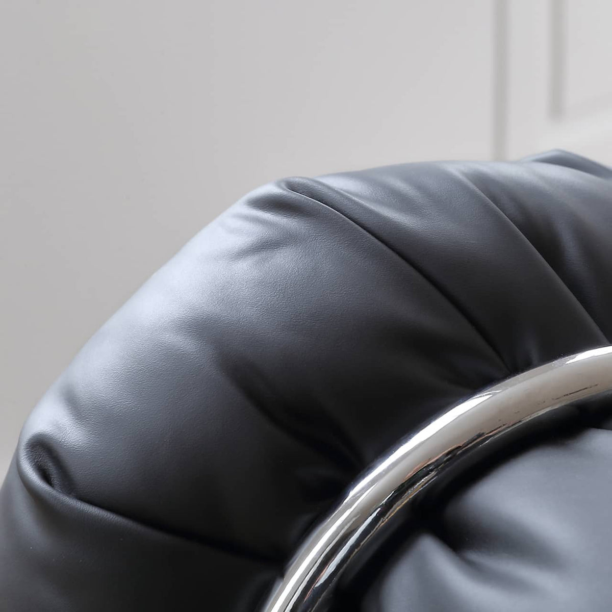 高級感漂うパイン材と合皮のソファー—ステンレス&アッシュ材で丈夫なデザイン my-374