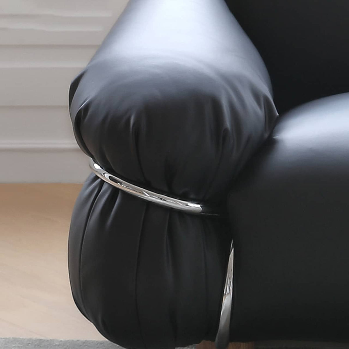 高級感漂うパイン材と合皮のソファー—ステンレス&アッシュ材で丈夫なデザイン my-374