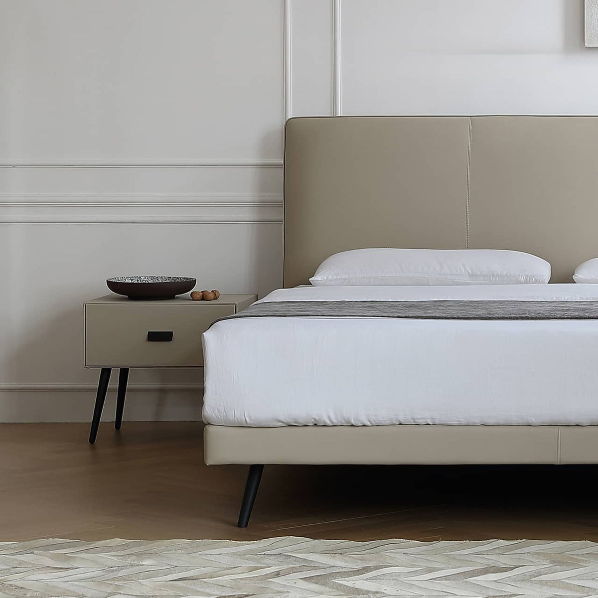 パイン材フレームとレザー仕上げの高級真綿ベッド my-379