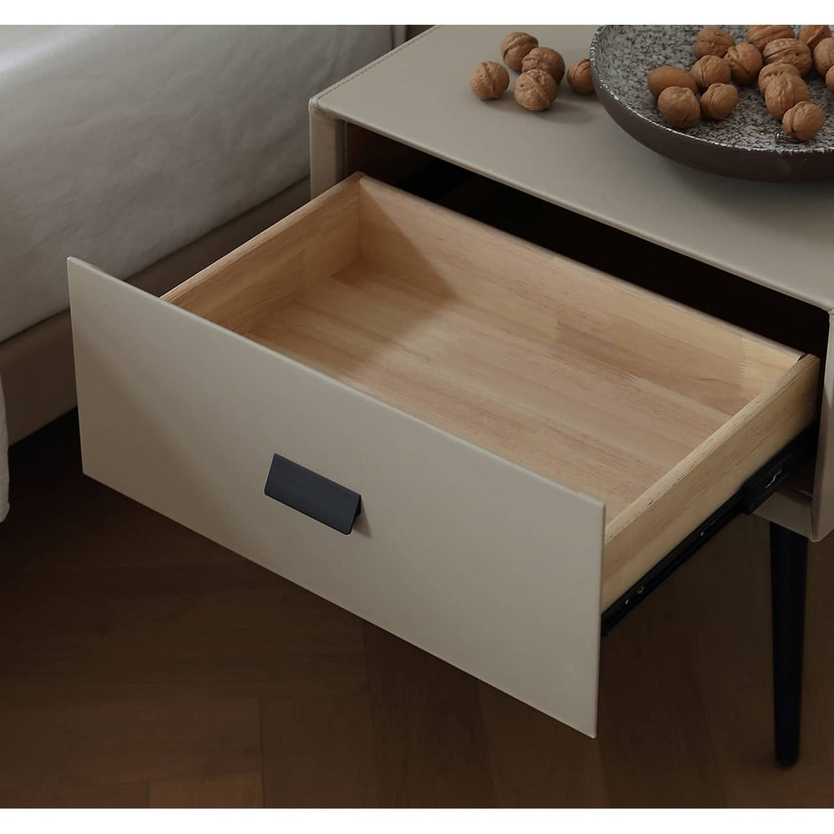 パイン材フレームとレザー仕上げの高級真綿ベッド my-379