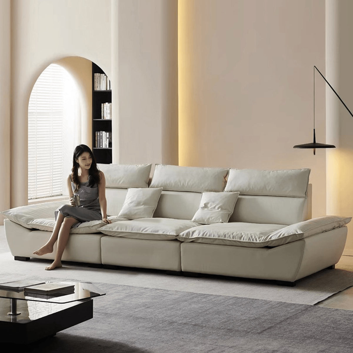 『高級感溢れるソファー - 合皮 フェイクレザー使用、ホワイトグースダウンとパインで極上の座り心地』 yw-217