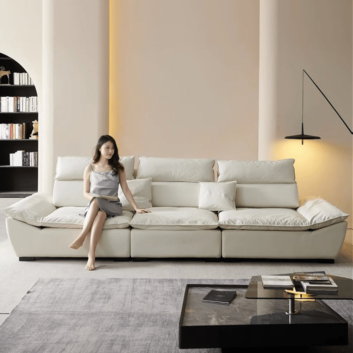 『高級感溢れるソファー - 合皮 フェイクレザー使用、ホワイトグースダウンとパインで極上の座り心地』 yw-217