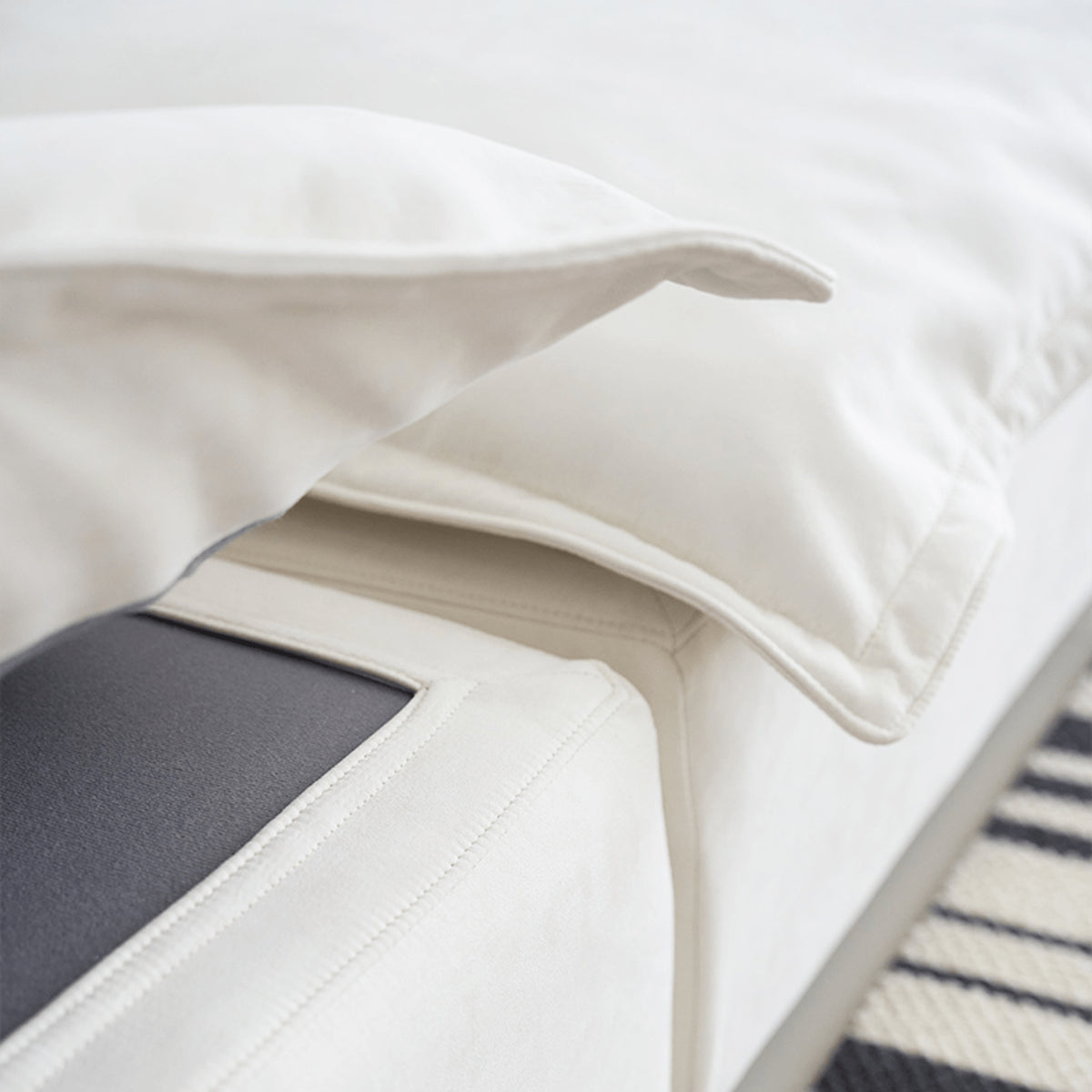 『高級感溢れるソファー - 合皮 フェイクレザー使用、ホワイトグースダウンとパインで極上の座り心地』 yw-217