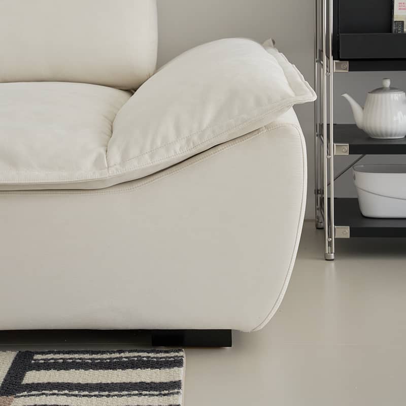 『高級感溢れるソファー - 合皮 フェイクレザー使用、ホワイトグースダウンとパインで極上の座り心地』 yw-217